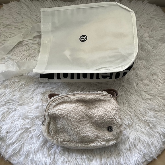 Lululemon Everywhere Fleece Belt Bag. Ivory/Cream. NWT - Picture 8 of 8